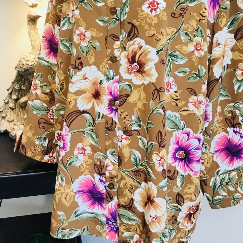 HostPick! Fun & comfortable printed button down - Picture 3 of 4